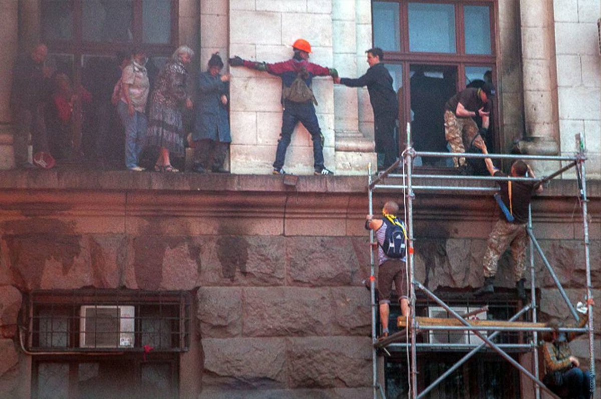 12 років як Одеса вибрала Одесу, а не Одессу.
(На фото евромайдановцы спасають любителей "ум ере ть в рф")