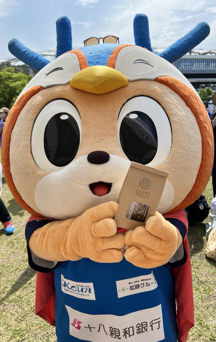 quonnagasaki's tweet photo. 明日はヴィヴィくん認定グルメ
もぐっふぇす🐥
当店は過去にヴィヴィくんが選んで購入した商品をセットにして販売します😊
お土産や贈り物にしやすい様バッグのパッケージに入ってます✨
もぐもぐセット￥1500（キーホルダー付き）
＃vvaren
#名古屋グランパス
＃ヴィヴィくんもぐっふぇす https://t.co/9cyWSN79ed