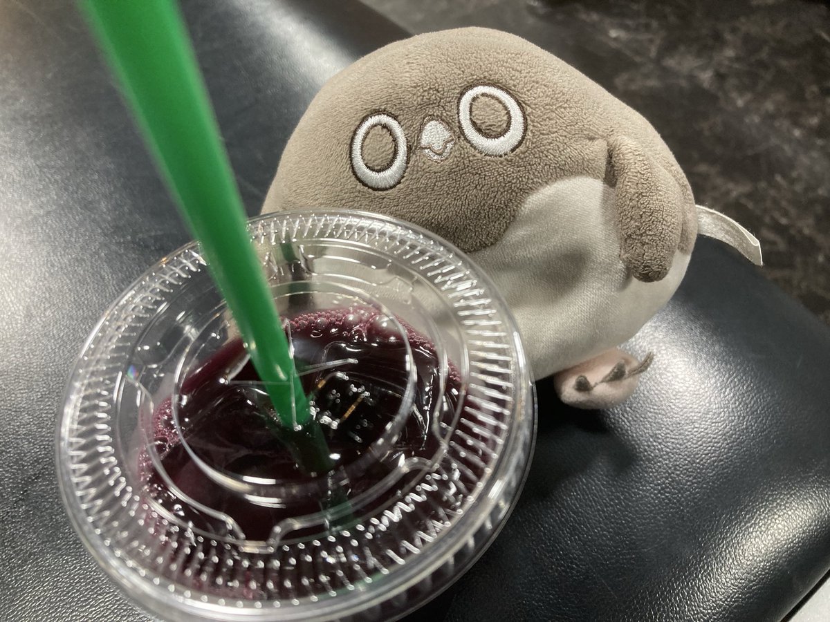 kyompen's tweet photo. ストローの頭が高いな？？

ここのぶどうジュースがお気に入り。
葡萄を飲んでる感じ。
しかもセルフで100円ぺぇ

#博多
#野の葡萄
#ぶどうジュース

新幹線の改札の先にあります。
野の葡萄 博多菜彩ＤＥＬＩ 博多駅店
 https://t.co/JQUkYsQvEk https://t.co/qejqFUzM7K