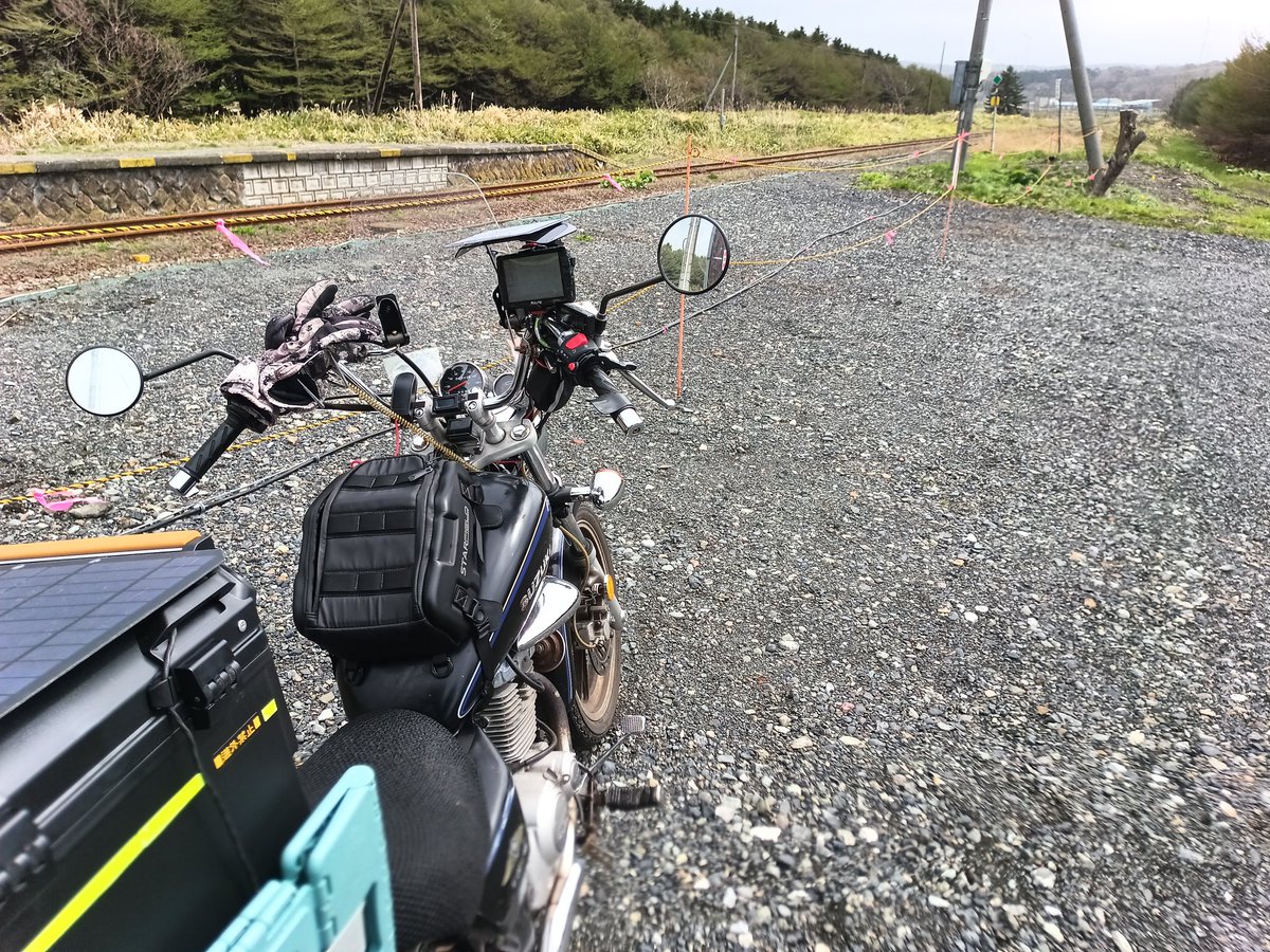 昔の鉄板を履いた車輪に丸いガラスが乗せてあります。 maxresdefault.jpg
