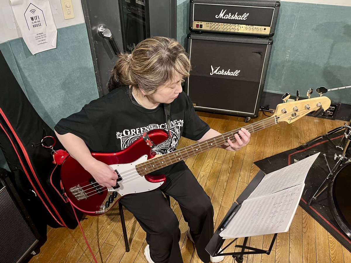 rsmschool's tweet photo. 今日のレッスンはベースコースの小林和実さん！課題曲は、オー シャンゼリゼ🙂

寺沢校長は、フレンチポップスも指導できるのですねぇ…😮😮😮

生徒さん随時募集中
https://t.co/hYlb1JJdtk https://t.co/9WHV9VJ4GY