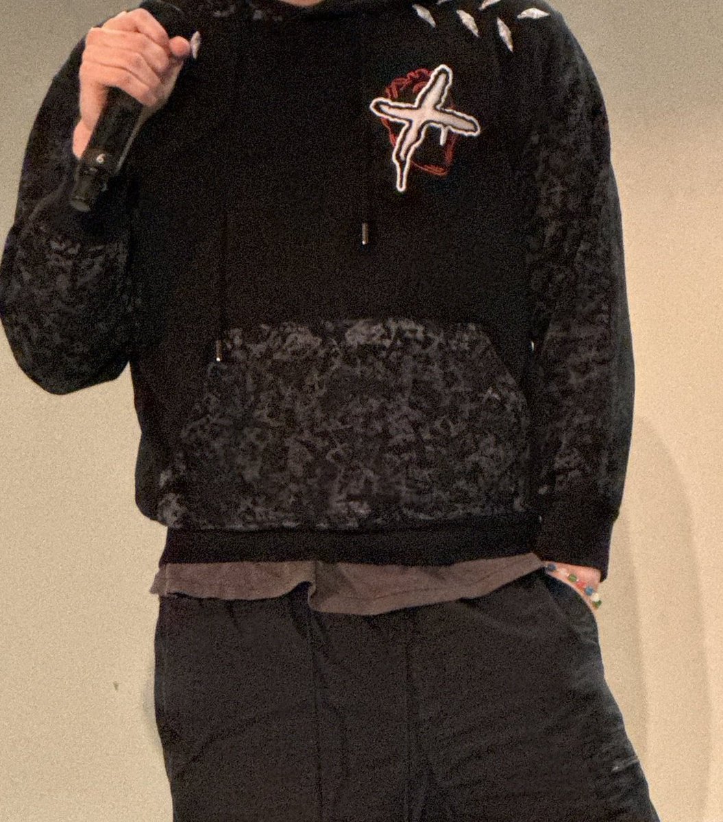 clayolos's tweet photo. body so iconic you dont even need the face to recognise her https://t.co/4owuJRS1gB