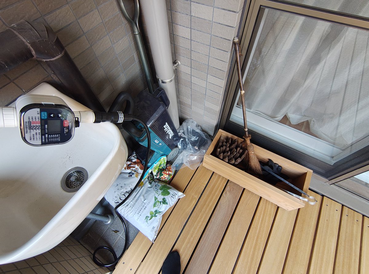 kaattosh's tweet photo. ？？？『買取再販って買ったら業者にステージングさせてあとは売れるまで放置でしょww』

ワイ「状態の悪い芝は全て張り替えます。ウッドデッキを張ります。自分で土を作って、自動散水買ってゴーヤやキュウリを育てて緑のカーテン作ります。夏には定期的に芝刈りもします。」 https://t.co/TjLdA5wgX1