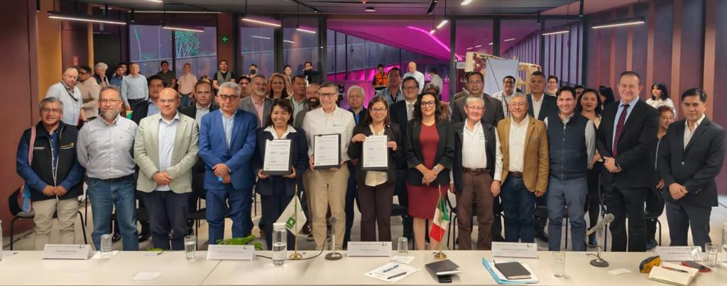 victor_suarez's tweet photo. Saludo y felicito con gran alegría a @columbalopezg por su nuevo encargo como Secretaria de @Agricultura_mex, haciendo historia como la primera mujer en asumir esta responsabilidad.

Reconozco en ella a una mujer dedicada, profesional y profundamente comprometida con el cuidado y la protección de nuestros maíces, la agricultura sustentable y la soberanía alimentaria.

Estoy seguro de que, con su liderazgo, el campo mexicano tomará un gran rumbo, y quienes nos alimentan vivirán mejor.

Le deseo todo el éxito en esta nueva responsabilidad y reitero nuestra plena disposición de colaborar, desde la @PAgraria, en favor del campo y de quienes lo hacen posible.

¡Enhorabuena, Secretaria! 🌱🇲🇽

@Claudiashein 
@GobiernoMX