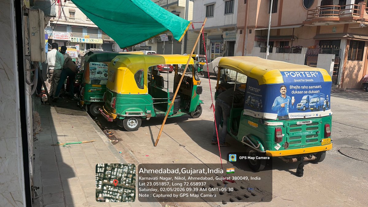 samtiram25's tweet photo. @AhmedabadPolice @AMC_Complaints सर इन रिक्श वाले ने रॉड पर गैरेज खोल रखा है फुटपाथ पर आने जाने की तकलीफ़ होती है। और आधा रॉड पर कब्जा कर रखा है  कृपया कारवाही करे 
बार बार बोलने पर झगड़े करने आते है औ https://t.co/pBboqeqn34