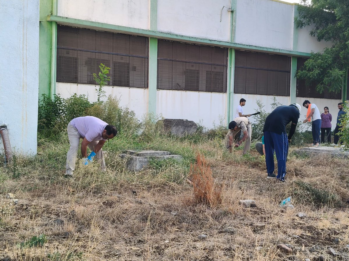 IRIEEN_OFFICIAL's tweet photo. Today’s #Shramdaan at IRIEEN focused on values—Dignity of Labour, Consistency, Ownership, and more. DG reinforced that complacency &amp; ignorance are risks, and principles must hold under pressure. “I” starts, “We” builds culture.
#TeamIRIEEN #Swachhta https://t.co/ll95oG7ZN5