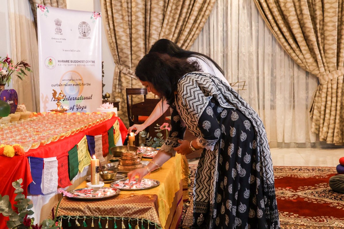 IndiainZimbabwe's tweet image. Embassy of India, Harare, in collab. with Harare Buddhist Centre, hosted a #VesakDay event at India House as a curtain raiser for #12thInternationalDayofYoga. A celebration of peace &amp;amp; wellness!

#Yoga #Vesak #IDY #BuddhaPoornima 

@MEAIndia @moayush @iccr_hq @MinOfCultureGoI