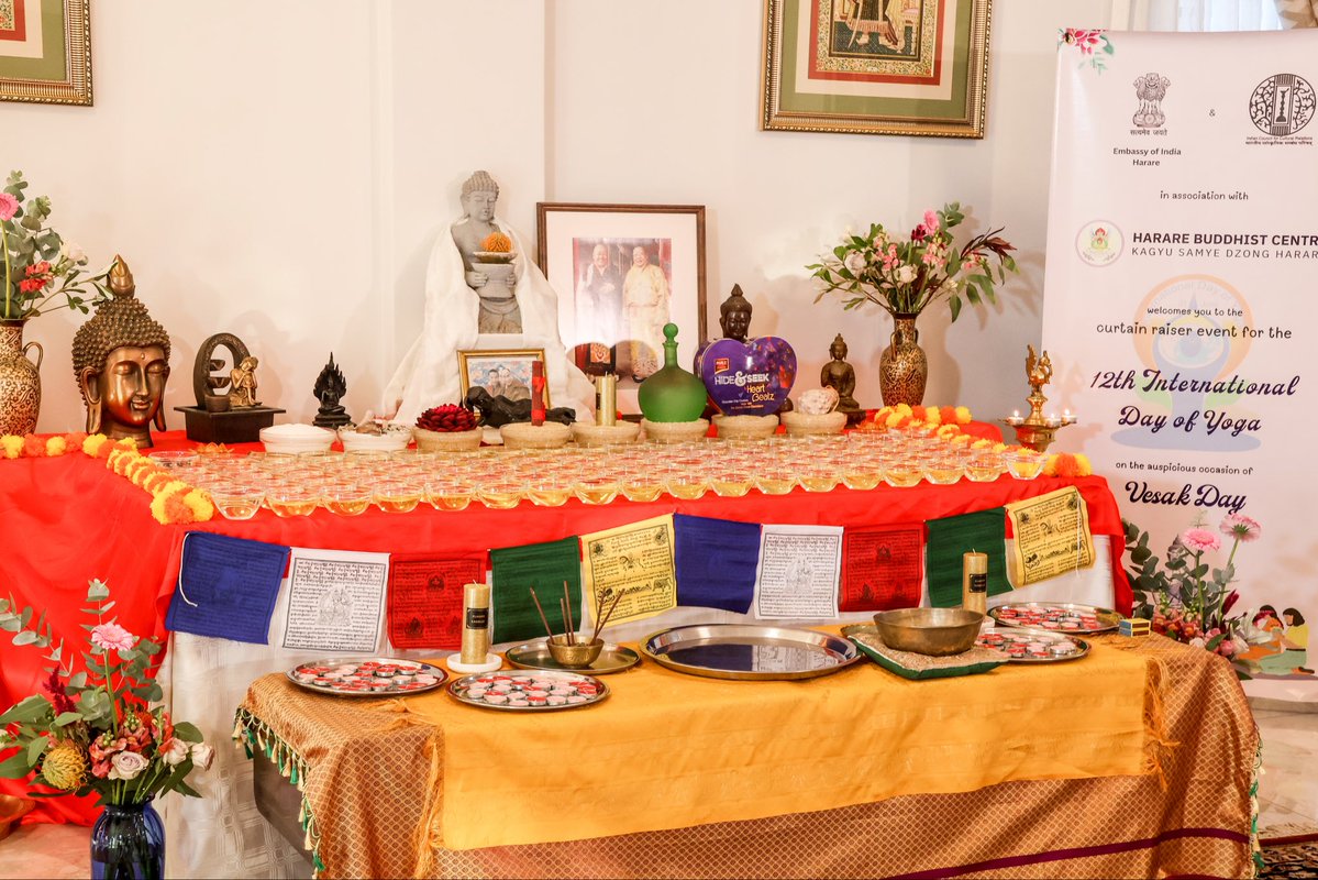 IndiainZimbabwe's tweet image. Embassy of India, Harare, in collab. with Harare Buddhist Centre, hosted a #VesakDay event at India House as a curtain raiser for #12thInternationalDayofYoga. A celebration of peace &amp;amp; wellness!

#Yoga #Vesak #IDY #BuddhaPoornima 

@MEAIndia @moayush @iccr_hq @MinOfCultureGoI