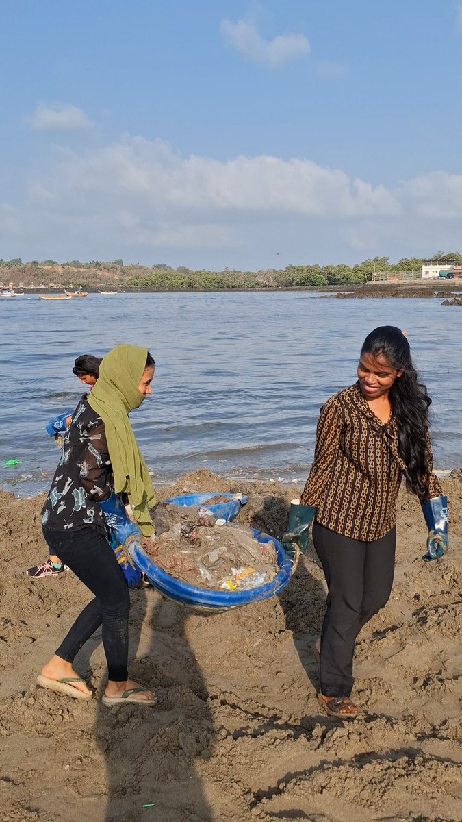 AfrozShah1's tweet photo. Week 581.

Early morning .

Versova beach cleanup .

8000 kgs marine debris plucked out . https://t.co/OPSlKbNGQk