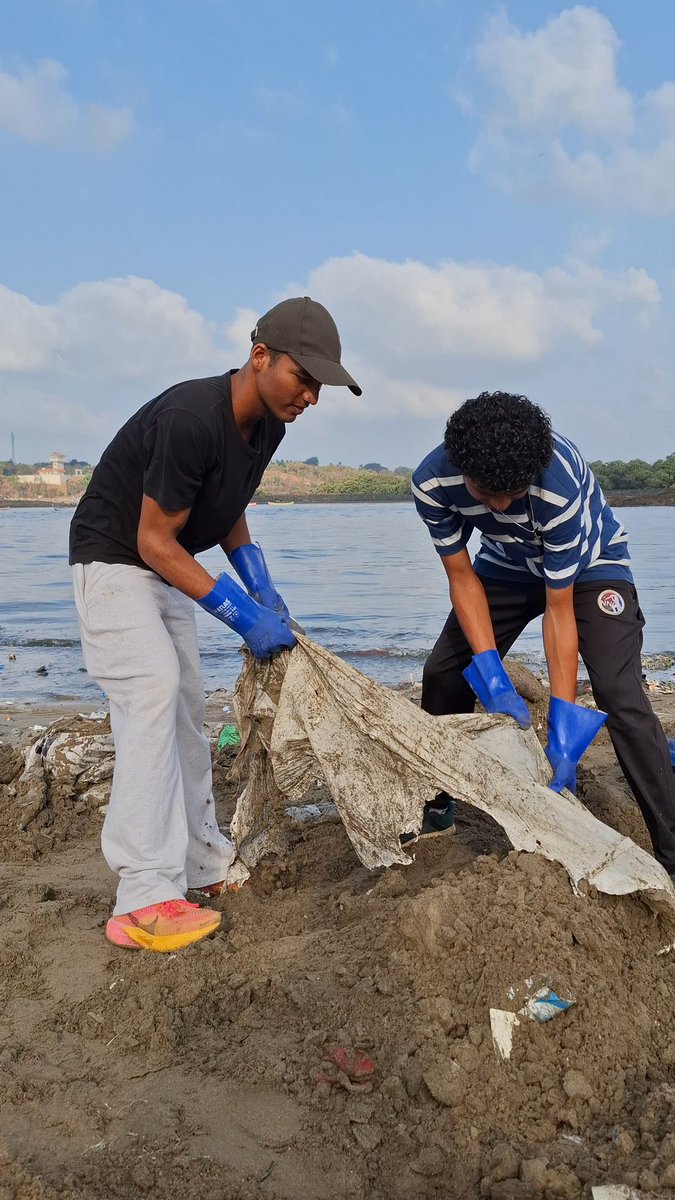 Week 581.

Early morning .

Versova beach cleanup .

8000 kgs marine debris plucked out .