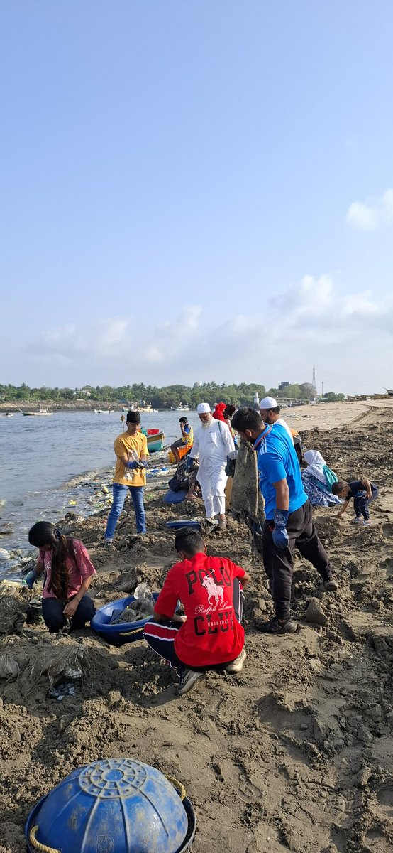 AfrozShah1's tweet photo. Week 581.

Early morning .

Versova beach cleanup .

8000 kgs marine debris plucked out . https://t.co/OPSlKbNGQk