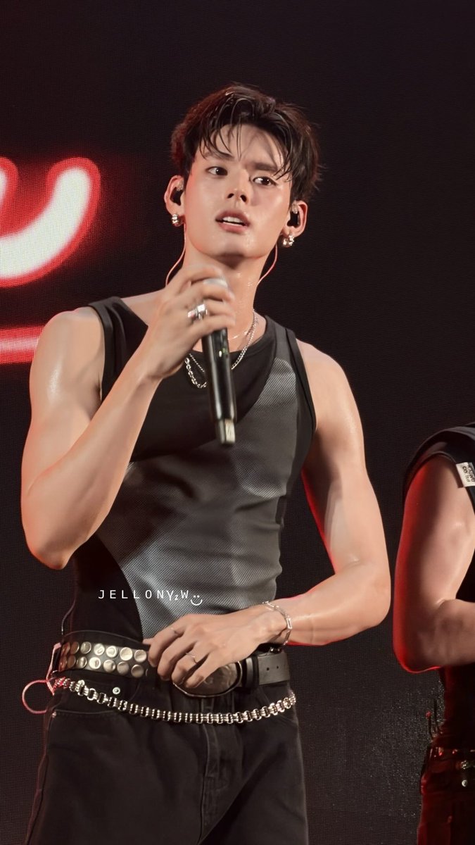 JELLONY2W's tweet photo. เนจะต่อยเจ็บมั้ยวะ 🥺🐒

#PERSES_TurnMeOnMV
#NAY_PERSES
#PERSES_TH https://t.co/koBXfLcOrx