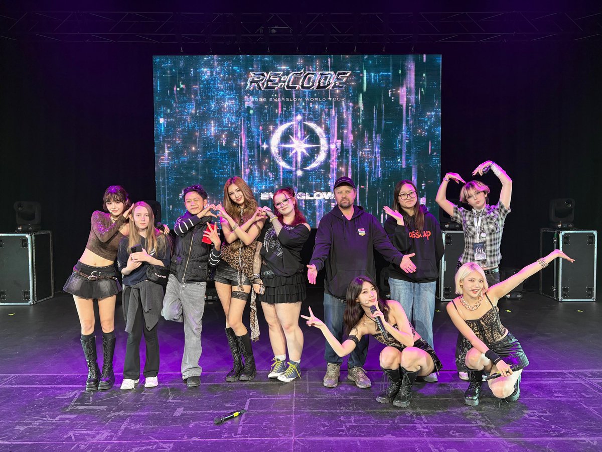 [📸]
With lucky FOREVERs in Calgary! 🍀✨

#EVERGLOW #에버글로우
#RE_CODE