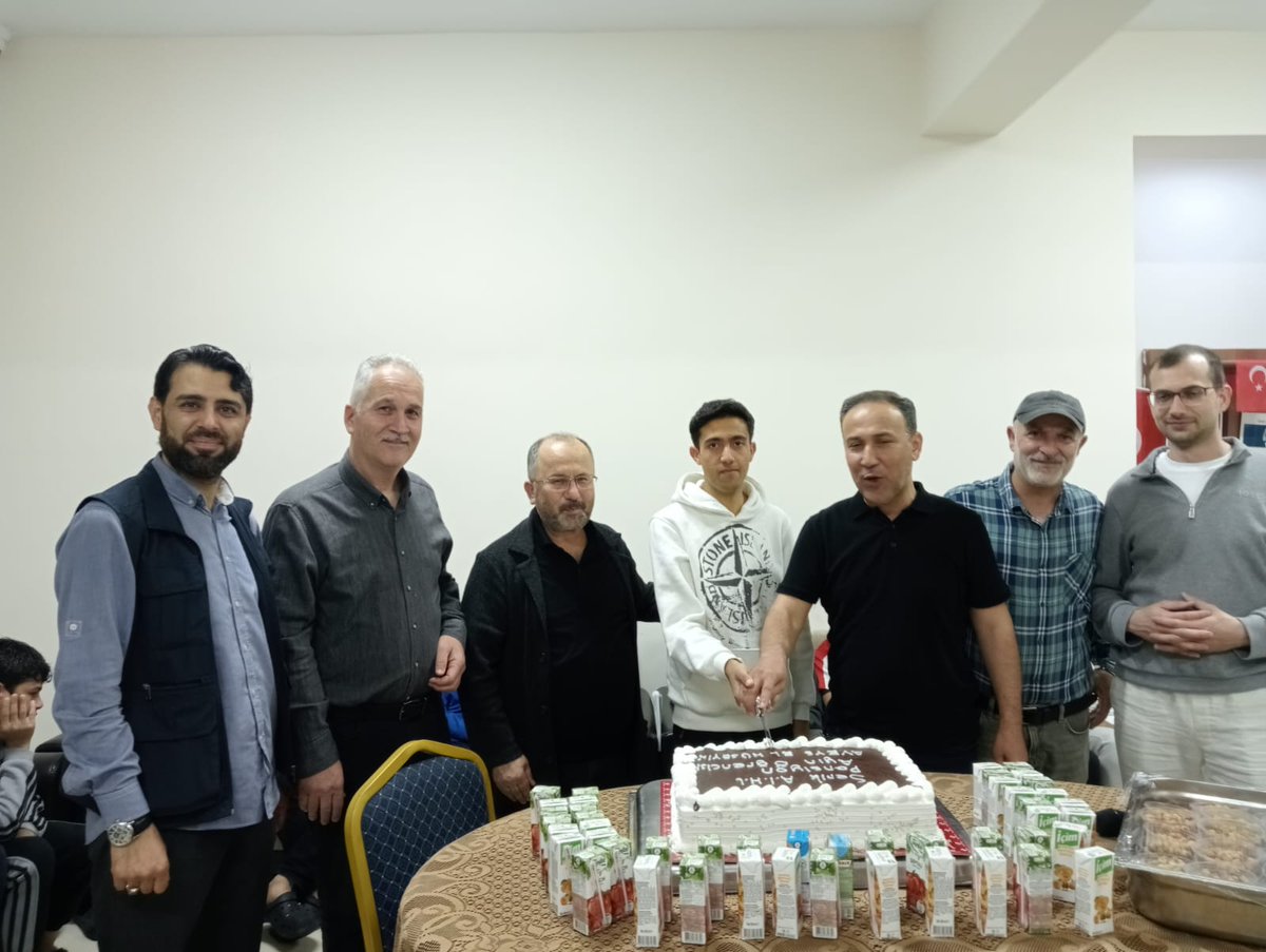 serikaihl's tweet photo. Okulumuz pansiyonunda okuyorum peojesi ve Ayın öğrencisi ödülleri verildi. İmam Hatip Platform Başkanı İzzet YILMAZ öğrencilerle sohbet ederek ödüllerini verdi. https://t.co/rp1Cd1dDy6