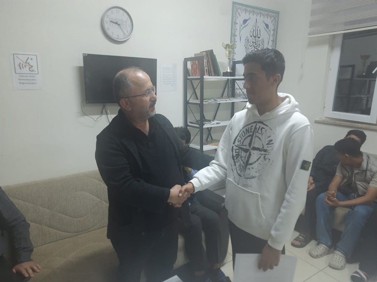 serikaihl's tweet photo. Okulumuz pansiyonunda okuyorum peojesi ve Ayın öğrencisi ödülleri verildi. İmam Hatip Platform Başkanı İzzet YILMAZ öğrencilerle sohbet ederek ödüllerini verdi. https://t.co/rp1Cd1dDy6