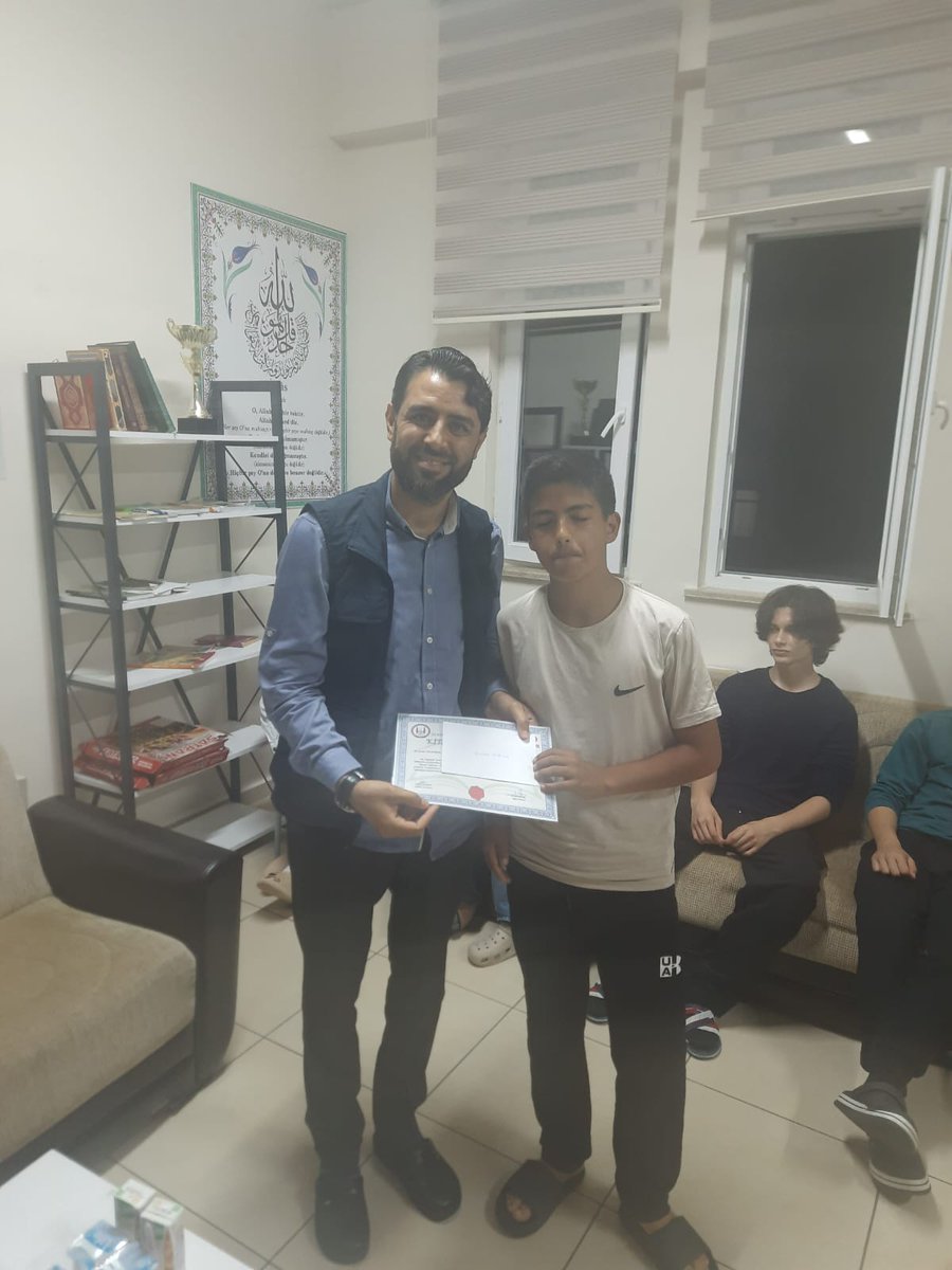 serikaihl's tweet photo. Okulumuz pansiyonunda okuyorum peojesi ve Ayın öğrencisi ödülleri verildi. İmam Hatip Platform Başkanı İzzet YILMAZ öğrencilerle sohbet ederek ödüllerini verdi. https://t.co/rp1Cd1dDy6
