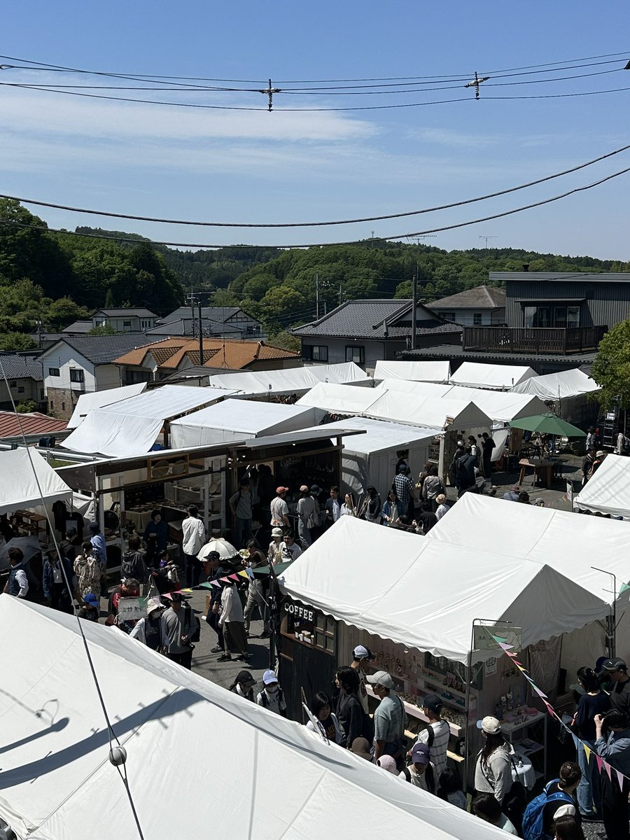 flyfishing1995's tweet photo. 益子春の陶器市！
本日、４日目〜
天気も最高にいいから人出もたくさん

なんじゃもんじゃの花がキレイです🌸
#益子春の陶器市
#工房火わらべ
#遺跡広場 https://t.co/hKf1ZFTPTY