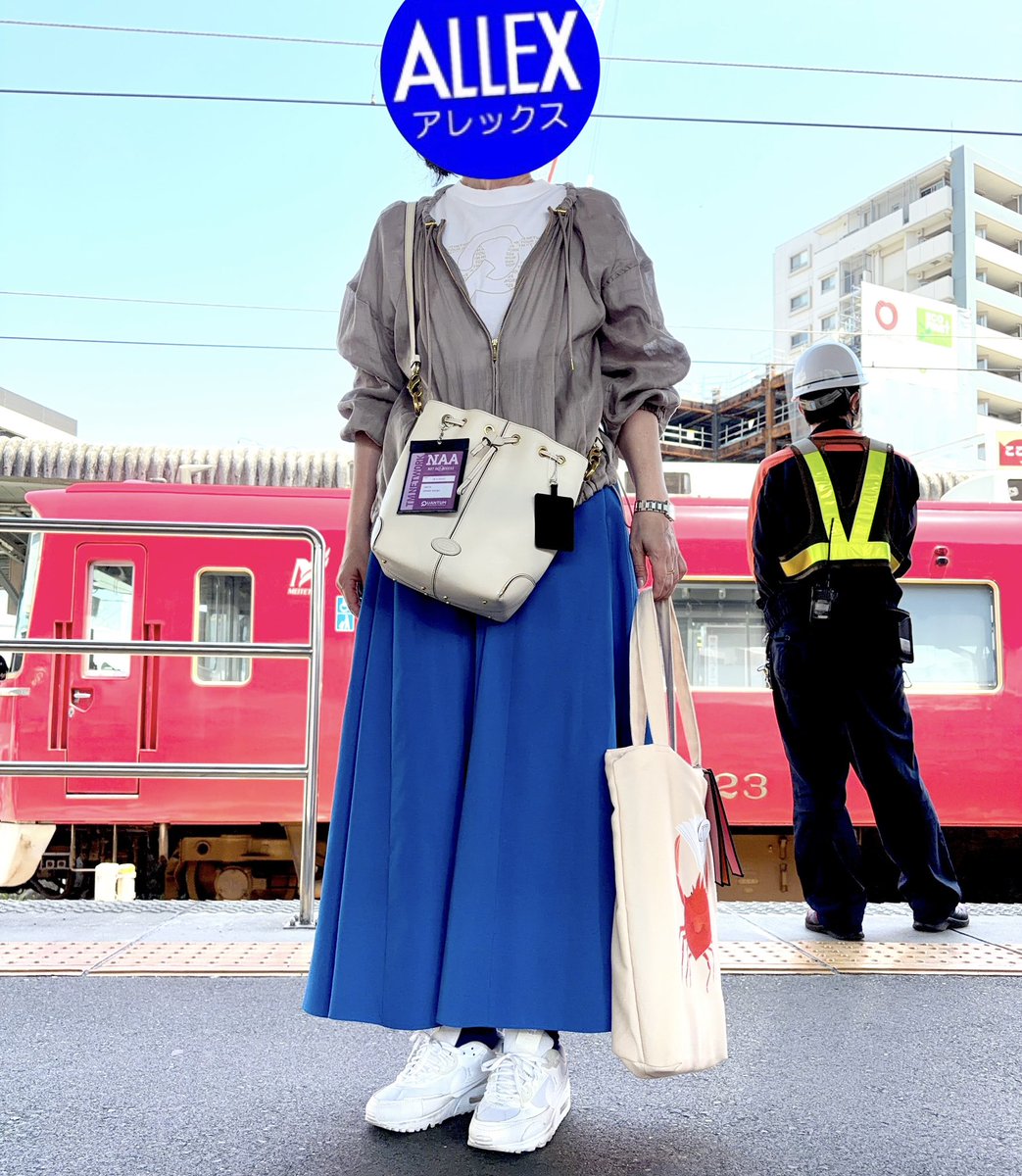 allex_japan's tweet image. のぞみ252乗車！
本日は #QUANTUM 白Tに青スカート、切れ味鋭いカニトート🦀でございます。
よろしくどうぞー
|•'-'•)و✧✂︎

#TMNETWORK