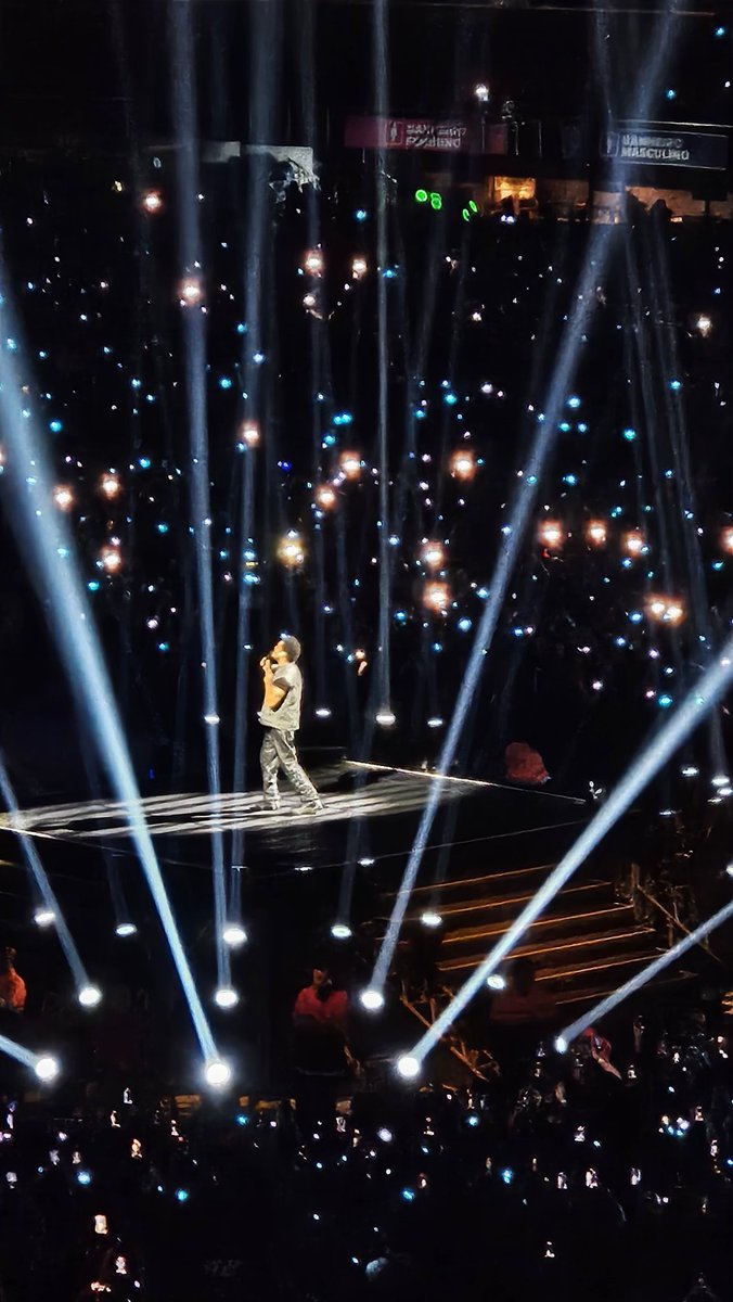 _bvinii's tweet photo. melhor show da minha vida https://t.co/7hOSlLihNe