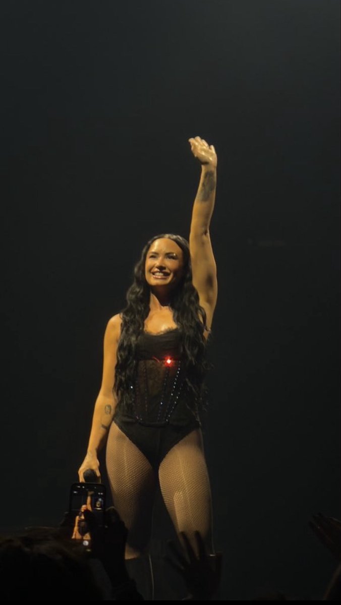 Buzzing Demi tweet media