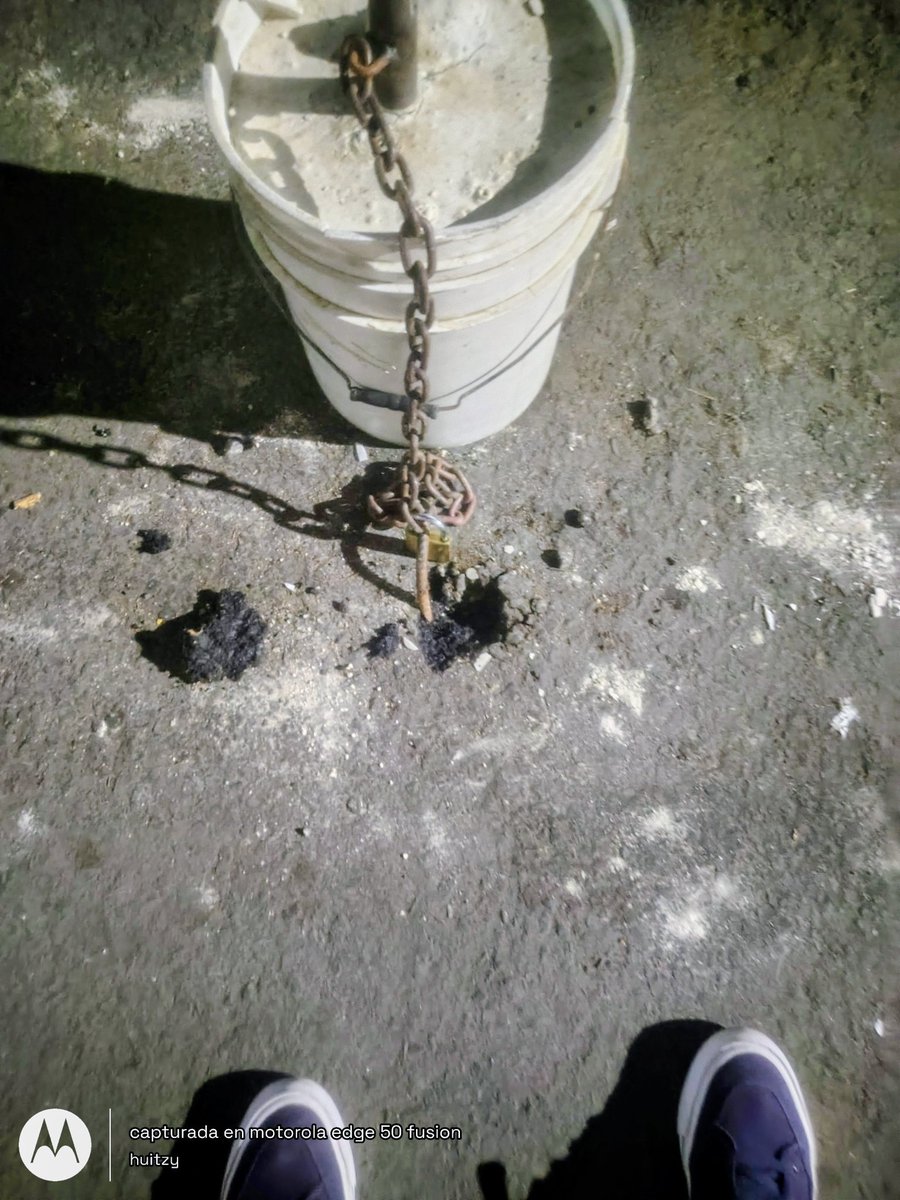 hirvin_tlaloc's tweet photo. Asi es como se provoca que haga un bache 
@AlcaldiaAO 
@LopezCasarinJ  solicitamos su intervención en av de las rosas entre las calles geranio y bugambilia col torres de Potrero 
Toda esta cuadra está llena de objetos para apartar lugar y no conforme también dañan el asfalto! https://t.co/kwZGOBl4cj