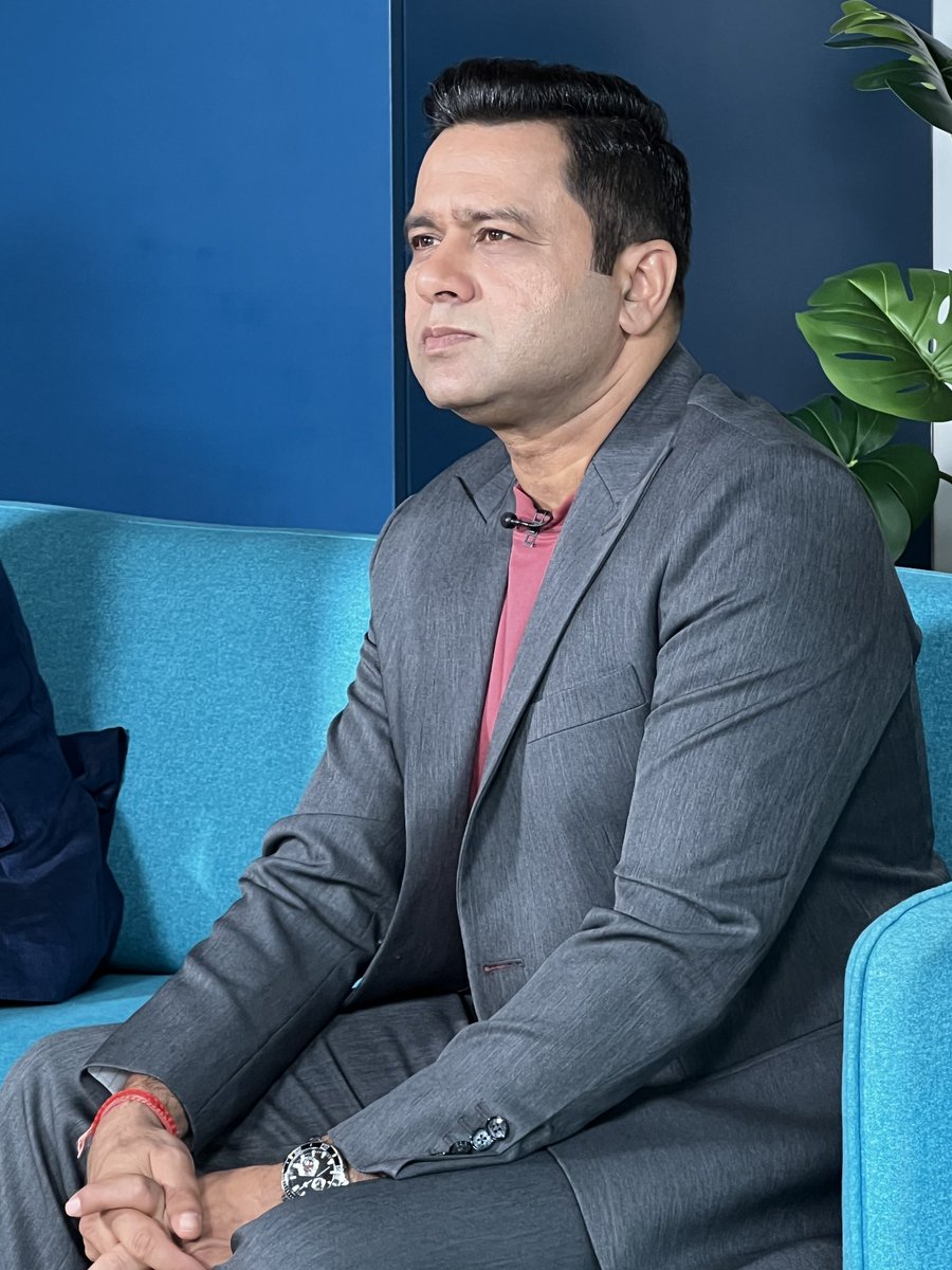 cricketaakash's tweet image. Eyes locked on the game. Banter flowing, cricket brewing, predictions flying. #IPL #Aakashvani