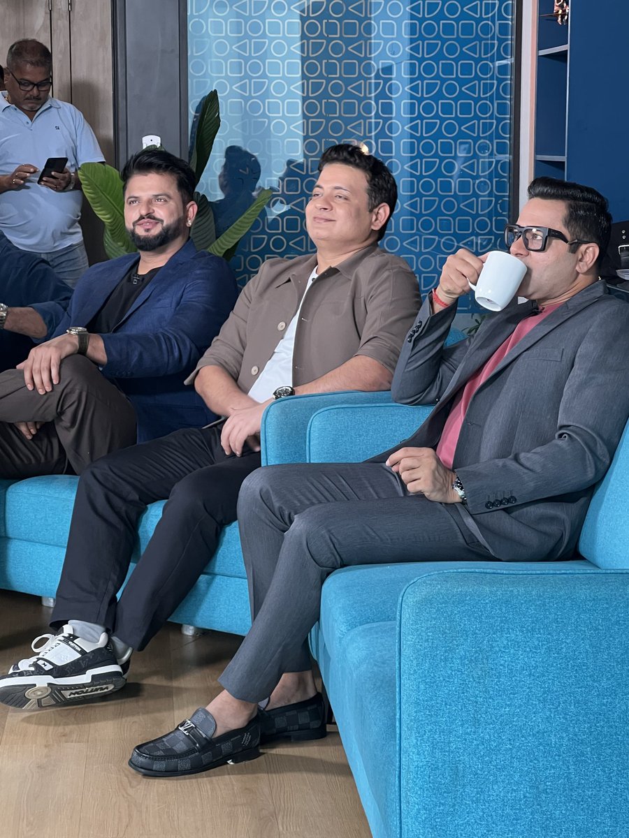cricketaakash's tweet image. Eyes locked on the game. Banter flowing, cricket brewing, predictions flying. #IPL #Aakashvani