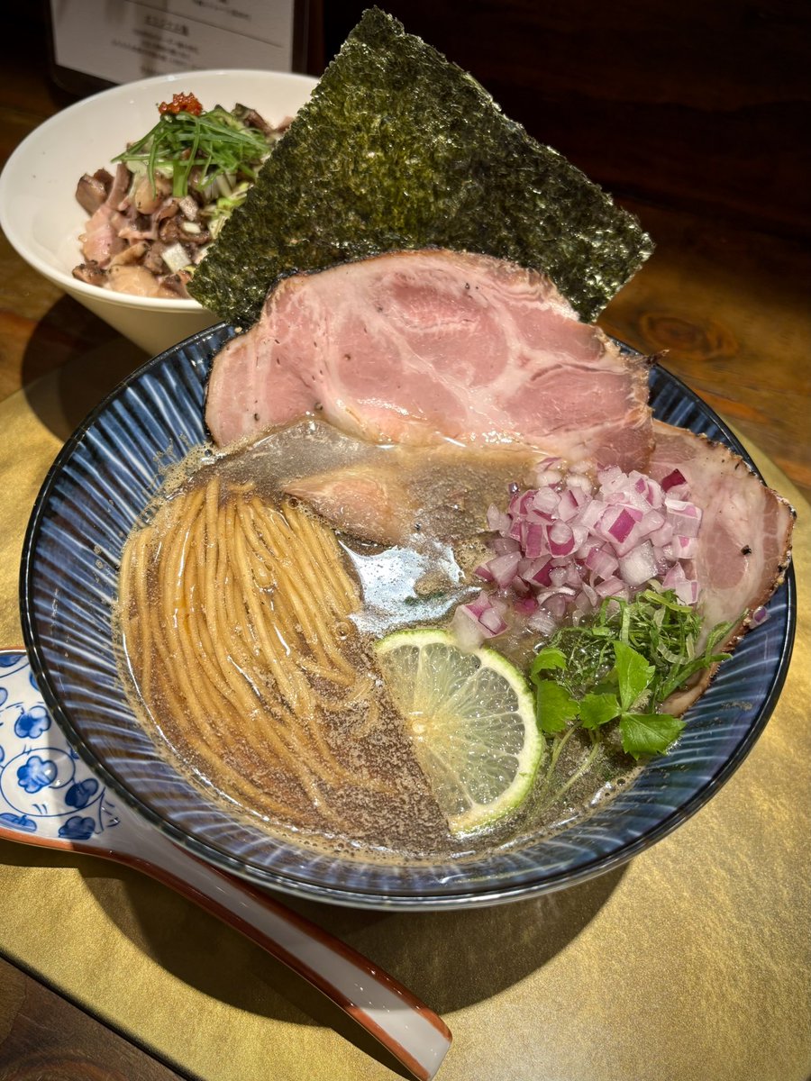 jinjin878's tweet photo. RAMENSHIGENO🍜用宗
焙煎煮干そば、焦がしネギの炙り肉丼
OPENからずっと一線を走り続けているSHIGENOのスタンダードメニュー、香ばしい煮干の香りに中細で強さとしなやかさを携えた麺。重野さんの煮干美味いのよ。今日も最高👏
大変美味しかったです。
激しく御馳走様でした🙏
#RAMENSHIGENO https://t.co/1AMypL0m24