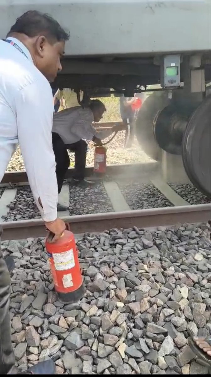 IRTCSOJHANSI's tweet photo. 🚨 Major Mishap Averted | Alert Railway Staff 🚆🔥

दिनांक 01.05.2026 को ट्रेन 12708 में S6 कोच से धुआं निकलता देखा गया।
निखिल कोटे (CTI/Train Captain) के नेतृत्व में रोहित राज (TTE) व प्रमोद वर्मा (Dy CTI) ने तुरंत कार्रवाई शुरू की 🧯
#PassengerFirst #RailwayHeroes https://t.co/76iL4dCNv1