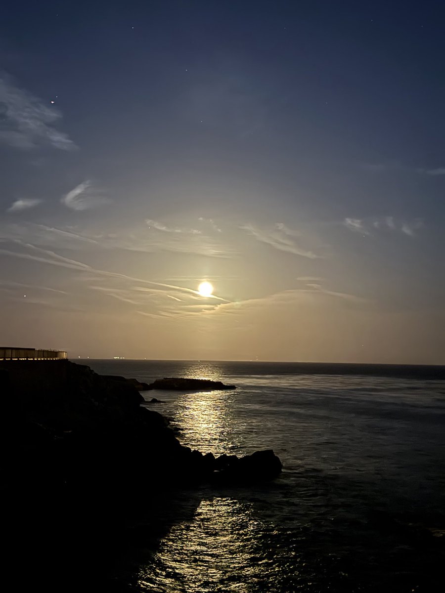 DustinMulvaney's tweet image. Flower moon moonrise, Monterey Bay. #fullmoon 🌕 #CAwx
