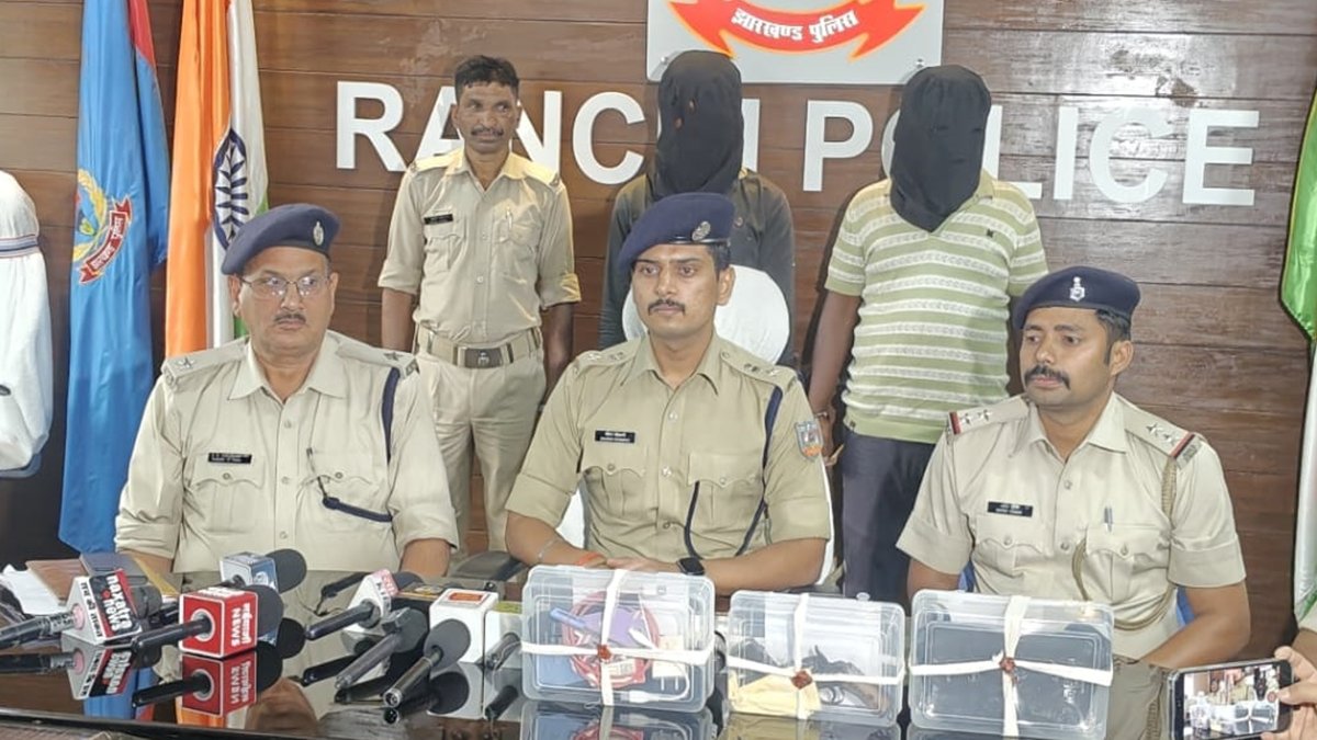 airnews_ranchi's tweet image. रांची के #ओरमांझी_थाना की पुलिस ने प्रतिबंधित #उग्रवादी_संगठन  टीपीसी के दो उग्रवादियों को हथियार के साथ गिरफ्तार कर लिया है। रांची के ग्रामीण एसपी गौरव गोस्वामी ने प्रेस वार्ता में बताया कि दोनों पर व्यवसायी से 10 लाख रुपये मांगने का आरोप है। #TPC #LawAndOrder #CrimeNews #arrest