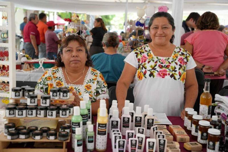 RutaSureste's tweet photo. Emprendedoras de 26 municipios participan en la Sexta Feria Artesanal impulsada por la Secretaría de las Mujeres en #Yucatán https://t.co/yksrYJTnQM https://t.co/YqriIZKTIX