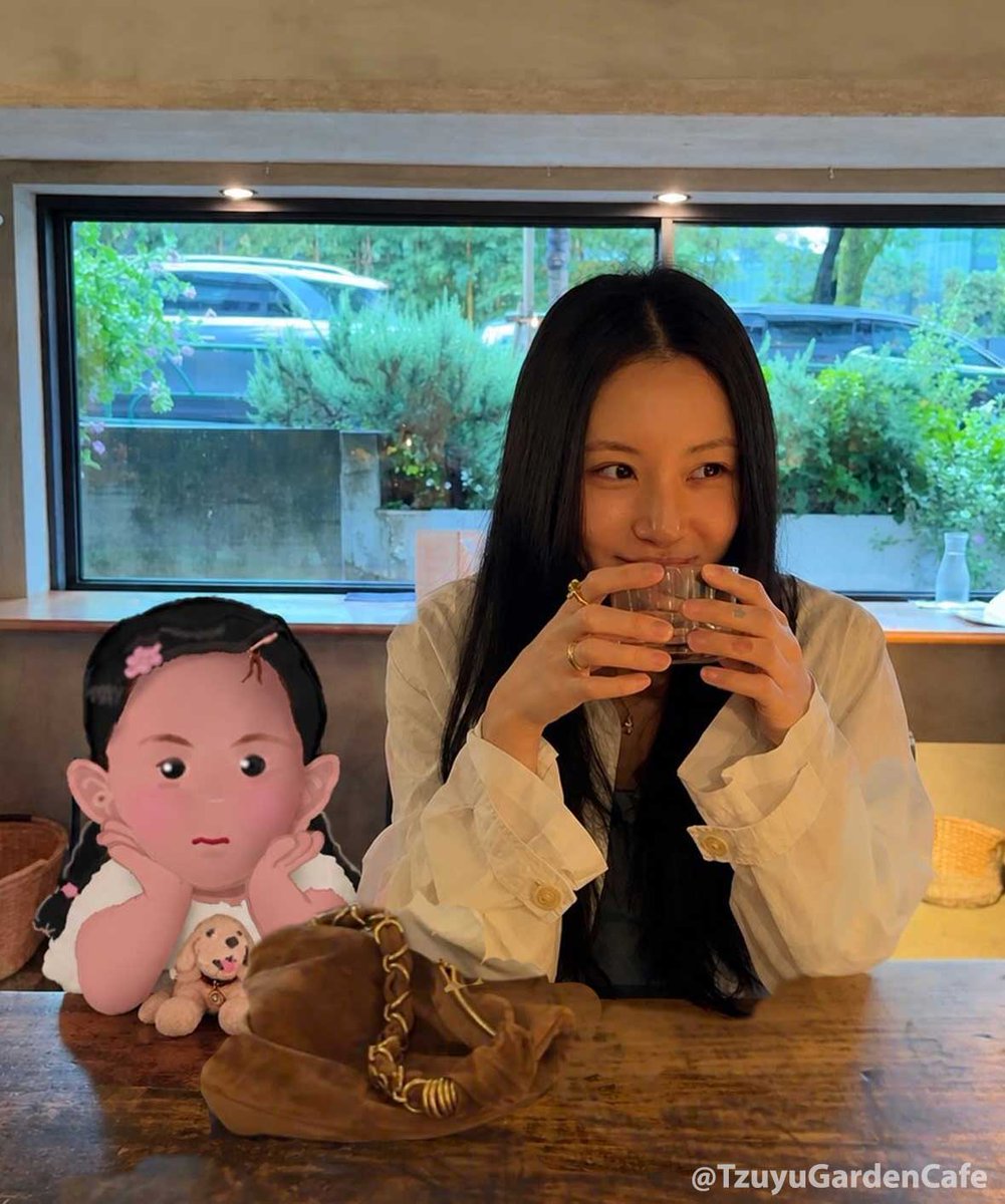 TzuyuGardenCafe's tweet photo. Chaeyoung &amp; lovely baby Tzu❤️💙🌈   #chaeyoung #tzuyu #chaeyu #twice #twicefanart https://t.co/IPeUYTeD7o