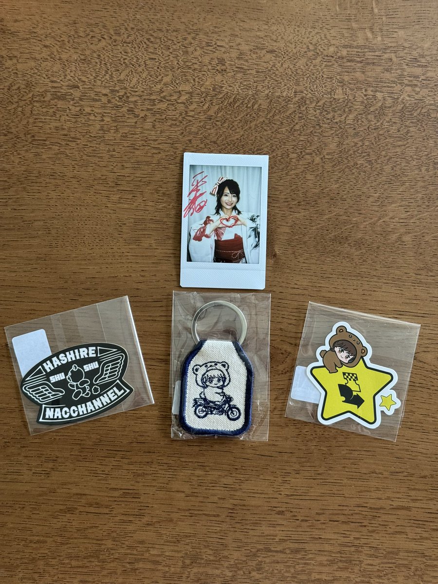 narunaru_h's tweet photo. 何も知らずに買い物に行ったら
グッズ販売中のなっちゃんに遭遇😳

せっかくなのでグッズを買ったらチェキを頂いた😊 https://t.co/IBL43Nzysf
