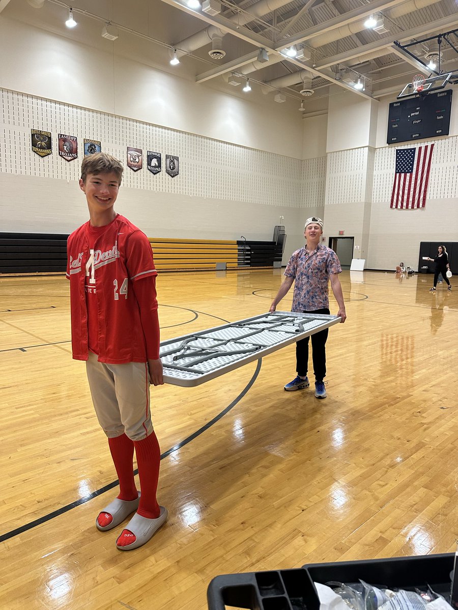 agyk12's tweet photo. After 4 @WL_Baseball_RDP games in 4 days, I’m so thankful these 2 weren’t too busy to volunteer. This is how leaders are built! #strongfoundations

@BG_Tomahawks16u 
@KorbynKeen 
@cal11_snyder
@WL_Basketball https://t.co/bpUx7HvxTK