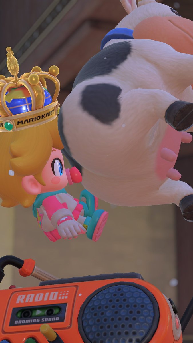 nyantamada's tweet image. 1位とったちいさい子にケツを押し付けるウシ🐮 (この後泣き出したとかしてないとか…)
#MarioKartWorld
#Cow
#マリオカートワールド写真部