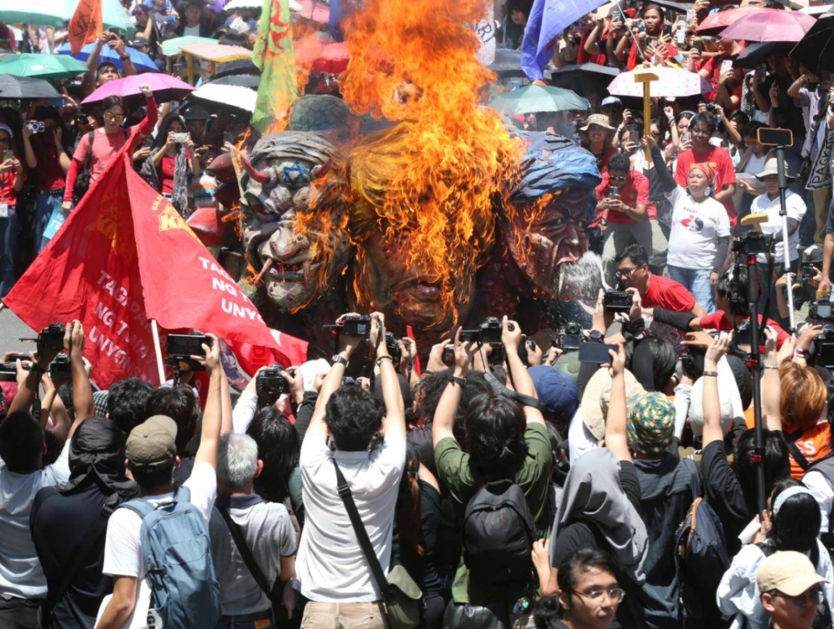 PHOTOS &amp; VIDEOS of the DAY: LABOR DAY RALLY
.
Protesters burn an effigy called ‘Trio Delubyo’ during a protest action along Kalaw Avenue on May 1, 2026, after police foil their attempt to storm the US Embassy. PHOTOS BY RENE DILAN
.
aseanews.net/2026/05/02/pho…
.