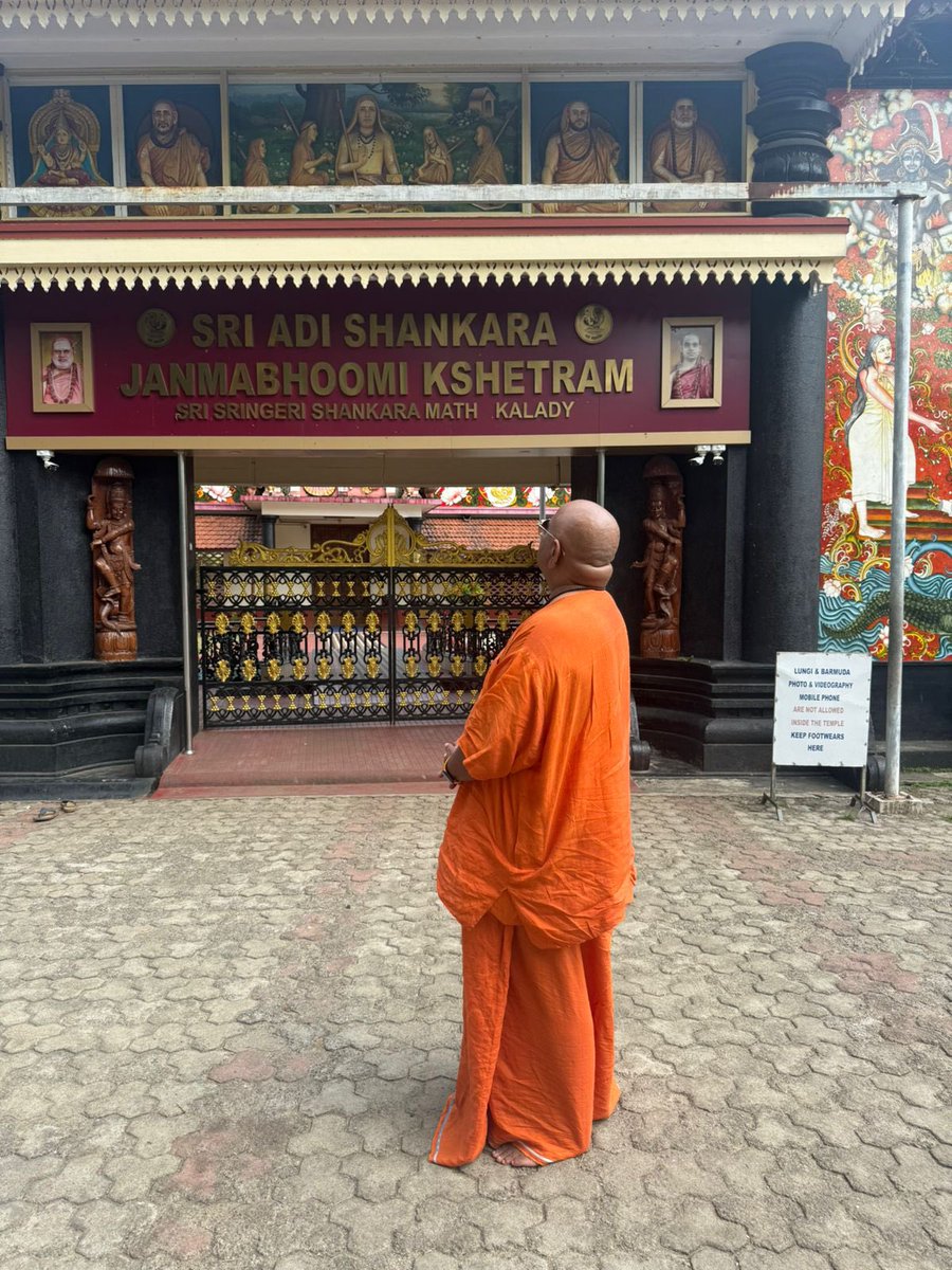 kalisenachief's tweet photo. प्रणाम केरला “नमस्कारम” कोच्चि आज दो दिन की धार्मिक यात्रा पूर्ण कर अब फिर कर्म क्षेत्र में वापसी हो रही है , केरल का हर गांव प्रकृति और संस्कृति में रचा बसा है हर गांव में उनका अपना प्राचीन मंदिर है और वही उनकी धार्मिक पाठशाला है ऐसा ही पूरे देश में होना चाहिए । 

मैं कालाड्डी गया जहाँ आदि शंकराचार्य का जन्म स्थान है वहाँ उनकी माता आर्यम्बा की समाधि है जिनके दर्शन से अनुभूति हुई की माँ जिनका इकलौता पुत्र धर्म की रक्षा उनका विस्तार और पुनर्स्थापना के लिए छोटी उम्र में संन्यास ले लिया हो वह कितनी महान होगी आपको बता दें की बिना माँ की आज्ञा के इस परंपरा में संन्यास नहीं मिल सकता । 

मंदिर प्रांगण में ही विद्या और बुद्धि की देवी शारदा का मंदिर है जिसके दिव्य स्वरूप के दर्शन मात्र से मन को तृप्ति प्राप्त हो जाती है । 

मंदिर के बगल में ही कृष्ण का मंदिर है आपको पता ही होगा की भगवान कृष्ण की कठिन तपस्या जब आदि शंकराचार्य के माता-पिता ने किया तब ही उन्हें पुत्र प्राप्त हुआ इस लिए उन्होंने घर के पास में ही कृष्ण का मंदिर बना दिया और तब से भगवान कृष्ण ही आदि शंकराचार्य के परिवार के कुल देवता हैं। 
 पास में ही वह ऐतिहासिक पवित्र मगरमच्छ घाट है जहाँ आदि शंकर को मगरमच्छ ने पकड़ लिया था और माँ की सन्यास की आज्ञा के बाद ही छोड़ दिया था । 

यहाँ से हम लोग अलुआ महादेव मंदिर गए जो पेरियार नदी के बीच में स्थित है । 

फिर पूर्णिमा के दिन चोटिकेरे भगवती मंदिर जाकर उनका दिव्य दर्शन और घी अर्पित किया चुकी पूर्णिमा के दिन माँ का विशेष दर्शन प्राप्त होता है जैसे लगा माँ ने स्वयं बुला लिया हो इस मंदिर का अचानक कार्यक्रम बन गया और इतनी भीड़ में भी आसानी से दर्शन मिल गया माँ सबका कल्याण करें और सरकार को बुद्धि दें की वह सबके लिए समान नीति का निर्धारण करें , सवर्णों का दमन जाति के आधार पर बंद करें । 

यह क्षेत्र पूरा केरल और कर्नाटक का मैंगलोर क्षेत्र परशुराम क्षेत्र कहा जाता है और जगह जगह भगवान परशुराम द्वारा निर्मित मंदिर आपको मिल जाएँगे साथ ही भगवान परशुराम के मंदिर भी मिल जाएँगे । 

यह यात्रा बहुत सुख देने वाली मन को शांति प्रदान करने वाली और गांव गांव घूमने के बाद लगा की हिंदू सबसे ज़्यादा सुरक्षित केरल में है बस इसे एक करके यहाँ हिंदूवादी सरकार (भाजपा की नहीं ) बना देना है । 

फिर से प्रणाम केरल फिर जल्द मिलेंगे कोल्लम और त्रिवेंद्रम में और एक नई ऊर्जा के साथ नया विचार लेकर केरल की ईसा-मूसा से मुक्त करेंगे ।