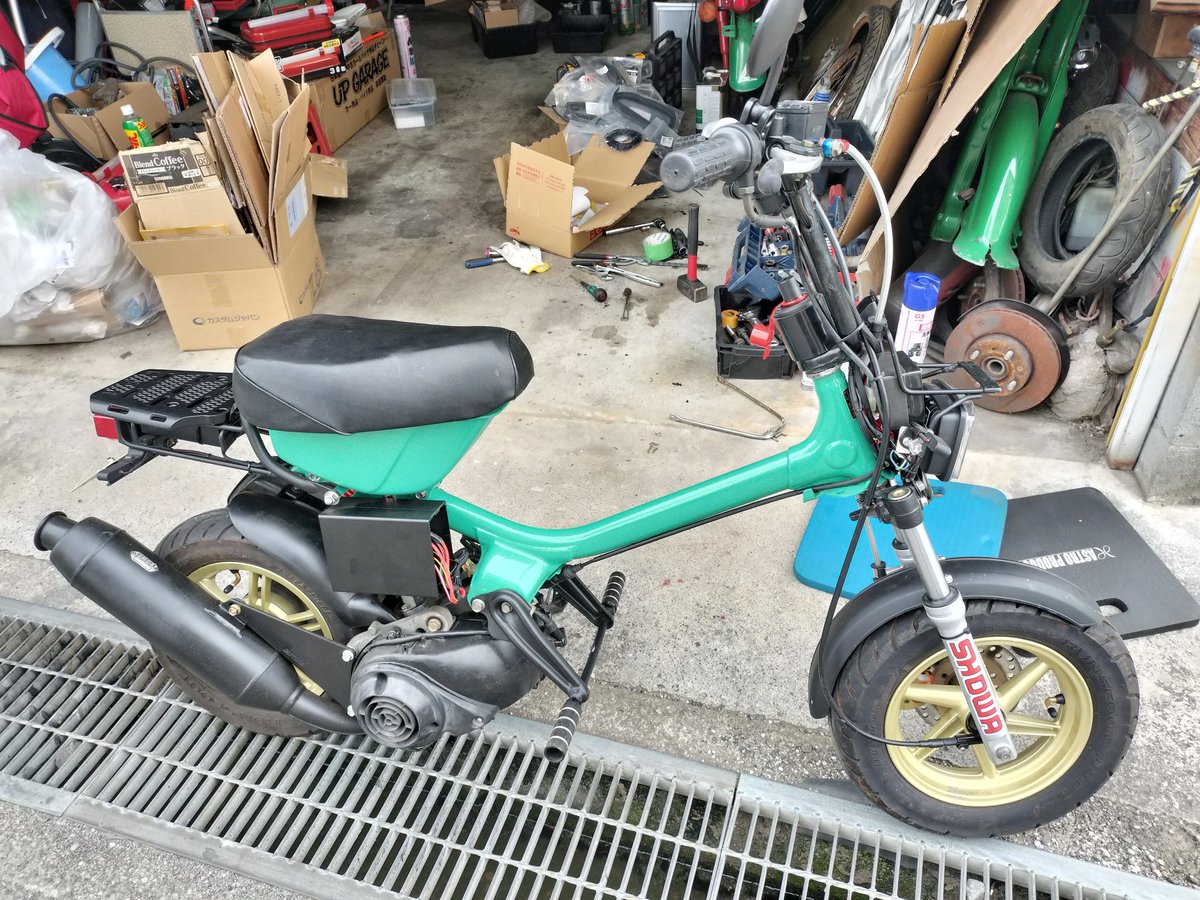 110Mpower's tweet photo. ヤンキーな小学生に絡まれて、マジしっぶい！これ！って褒められた
「バイクいじって、完成したら気持ち良いもんね」って言いよった彼は将来有望やw
#ハミング　#ホンダ https://t.co/LYNp40CdMx