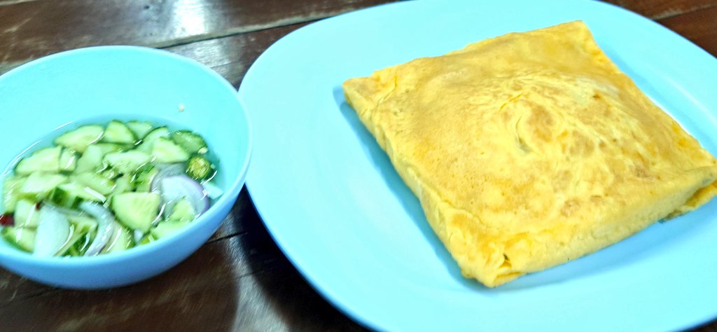 #タイ旅行
 #ホームステイ

カオマンガイの揚げ
中にチキンが入ってるやつ
チキンスープ
牛テールスープ
卵焼き、中に野菜など
