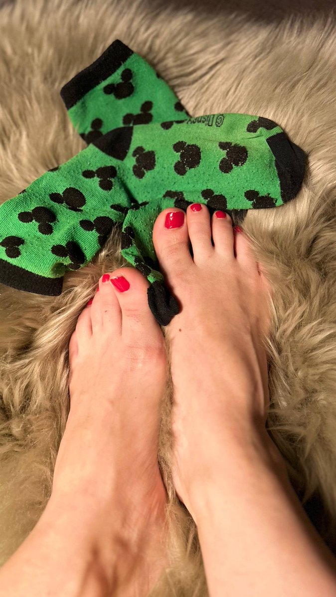 FRepost91885's tweet image. The toes of perfection 💅😍 in red @LindaSun9116 
#toes
#socks
#feetfetısh 
#feetselling 
#feetِ