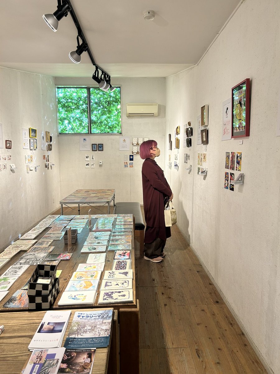 beecafe_gallery's tweet photo. #ポストカードアート展2026 2日目です！
カフェは16時半ラストオーダーで17時まで、展示会場は18時まです。
※展示のみご利用OK🙆‍♀️

ただいまこんのゆきえさん@yconn0 在廊です。お近くの方、ぜひいらしてください✨

会場：Cafe Slow @CafeSlow_9 
国分寺駅徒歩5分 https://t.co/xbQ8ccp9Au