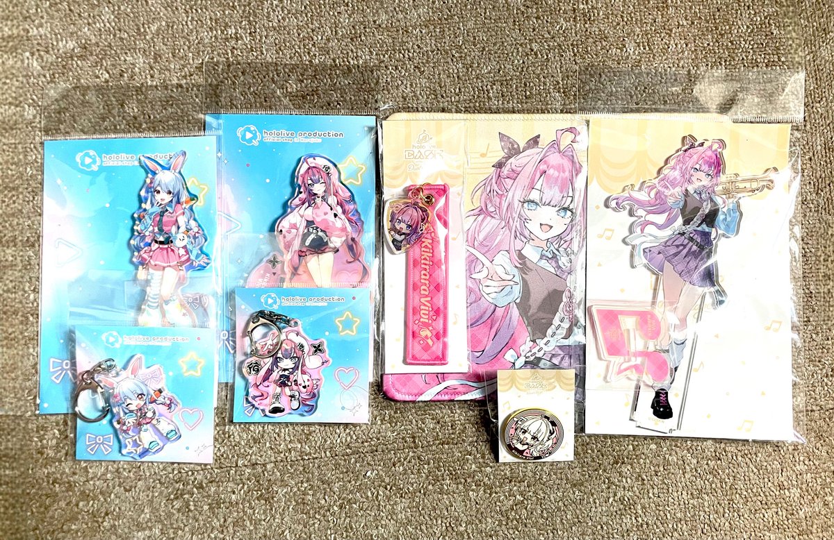 1bitsan's tweet photo. GW初日！原宿とホロBASE行ってきました！予算ないのであまり買えませんでしたが…行けて良かったです！残念ながら空間ディス��レイ��見ること出来なかったのでまたリベンジします！
そして帰ってきたら誕生日記念グッズ届いてた！嬉しすぎる連休の始まり～！
#綺々羅々ヴィヴィ
#ヴィヴィときゅん https://t.co/Bk4bVGMWyS