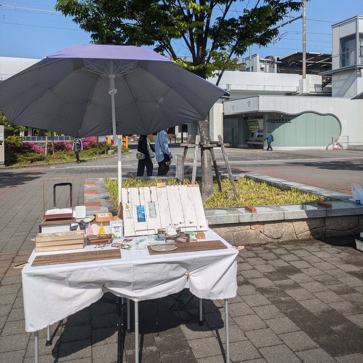 🍀2026/05/02

涼しげな淡い色のガラスを焼きました。
紐が透けて見える仕様。

明日3日(日祝)は梅小路公園グリーンフェアに出展します。
3枚目は去年の。
今年もJR梅小路京都西駅に近いブースです。

夕方から雨のようですので早めに起こし下さいませ。