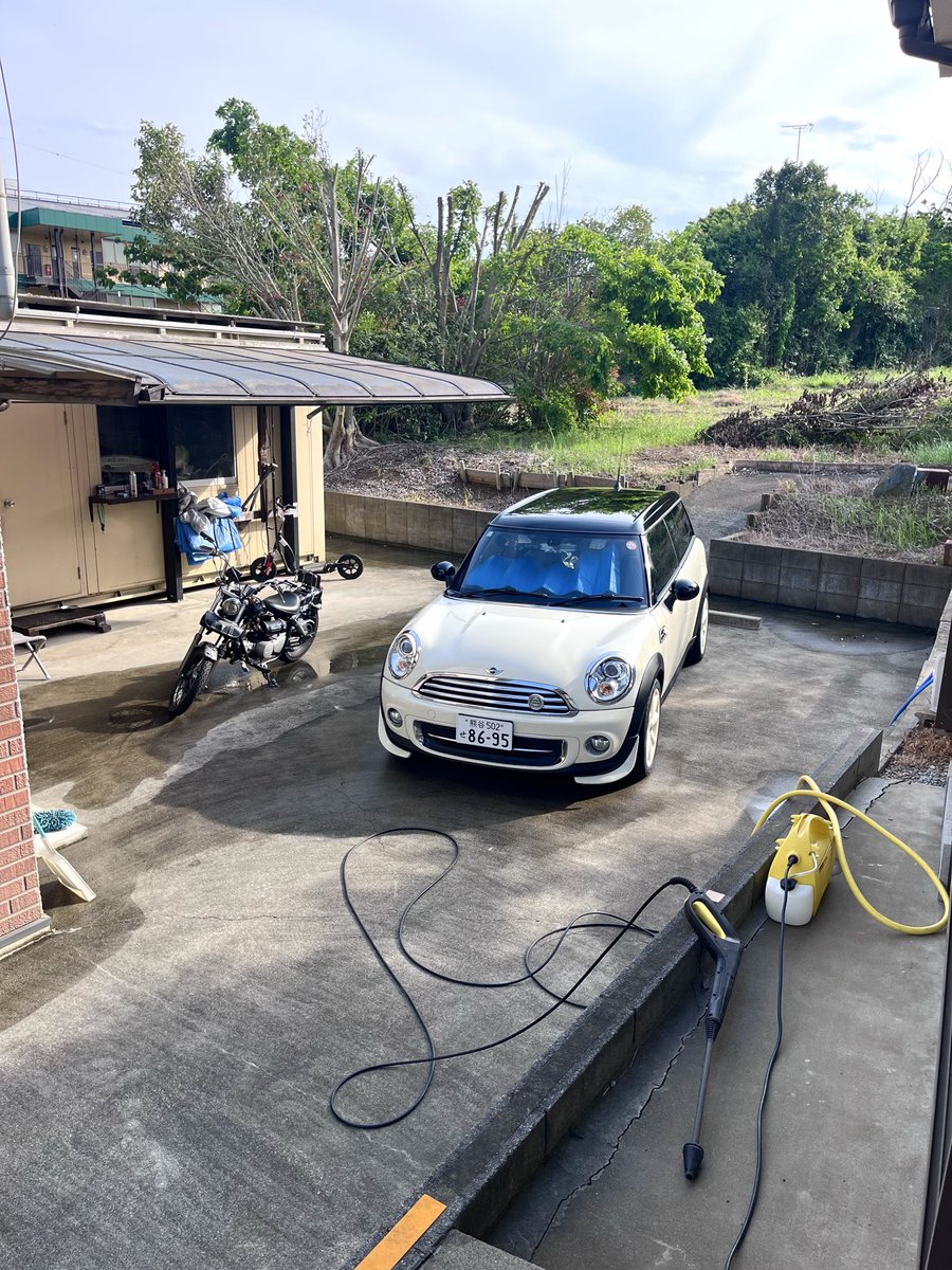 AacOrigum's tweet image. 一日がかりで駐車場全面洗ってクルマもバイクも洗った！
明日も天気良さそうだから仕事サボっちゃおうか悩み中。

#MINI   #ジャズ　#洗車