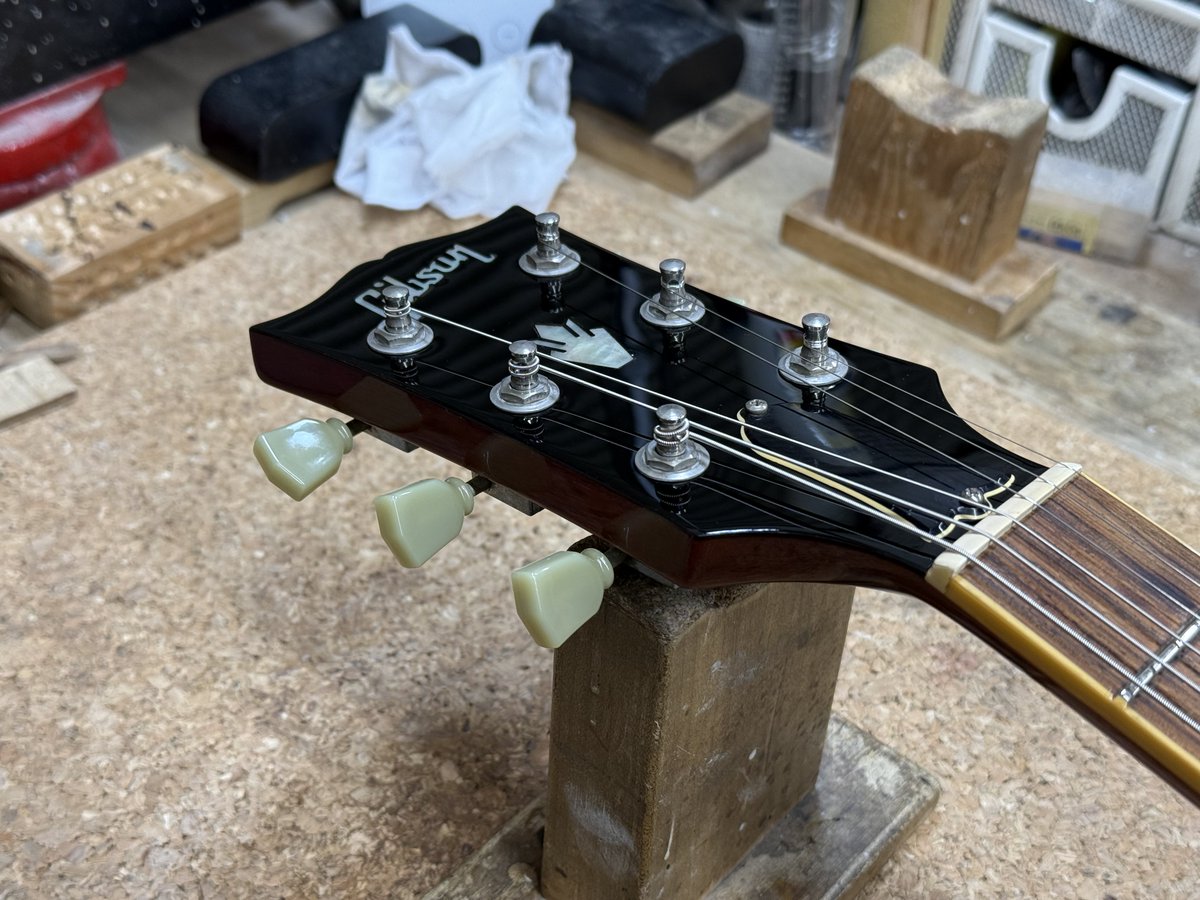 Osugi_mird's tweet photo. Gibson SGのネック折れ。
補強無し、塗装修正を行いました。 https://t.co/SVzBim6Vaf