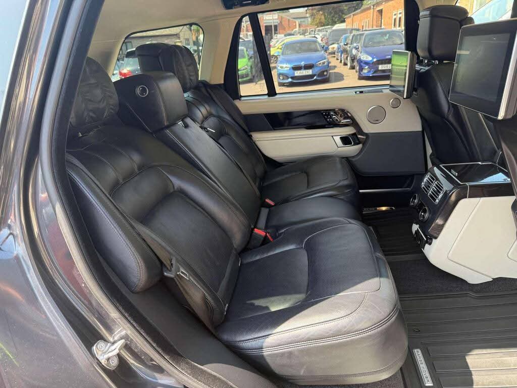 CNairobian1_'s tweet image. Tilt &amp;amp; telescopic multifunctional steering wheel◾
Multizone climate controls◾
Front &amp;amp; side mounted curtain airbags◾ 
Electronic locking differentials◾
Electric tailgate◾
Active rear locking differential ◼️
4 wheel drive◾
Traction control◾

#rangerover #autobiography #l405