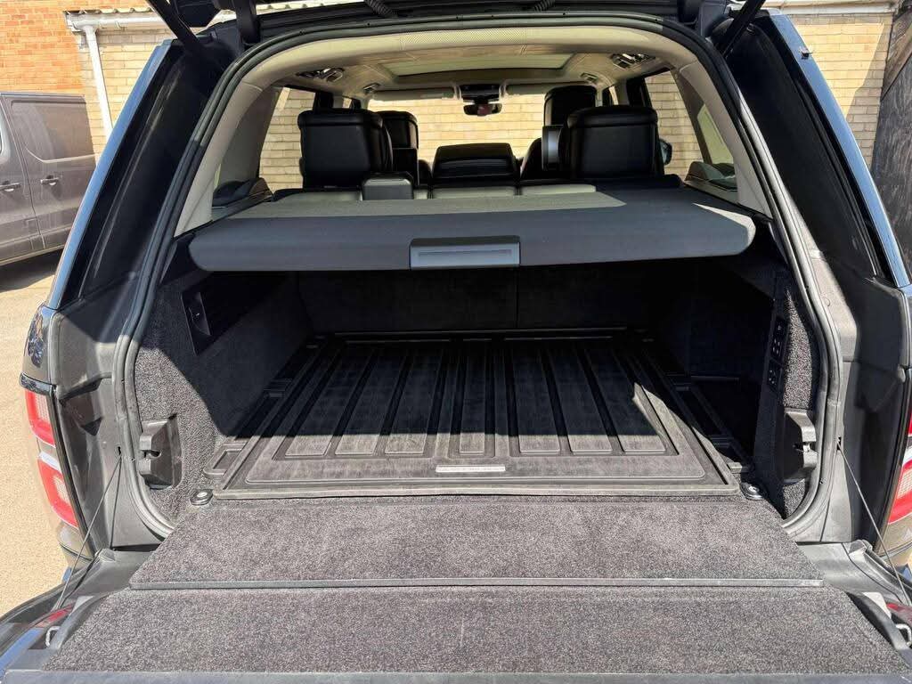 CNairobian1_'s tweet image. Tilt &amp;amp; telescopic multifunctional steering wheel◾
Multizone climate controls◾
Front &amp;amp; side mounted curtain airbags◾ 
Electronic locking differentials◾
Electric tailgate◾
Active rear locking differential ◼️
4 wheel drive◾
Traction control◾

#rangerover #autobiography #l405