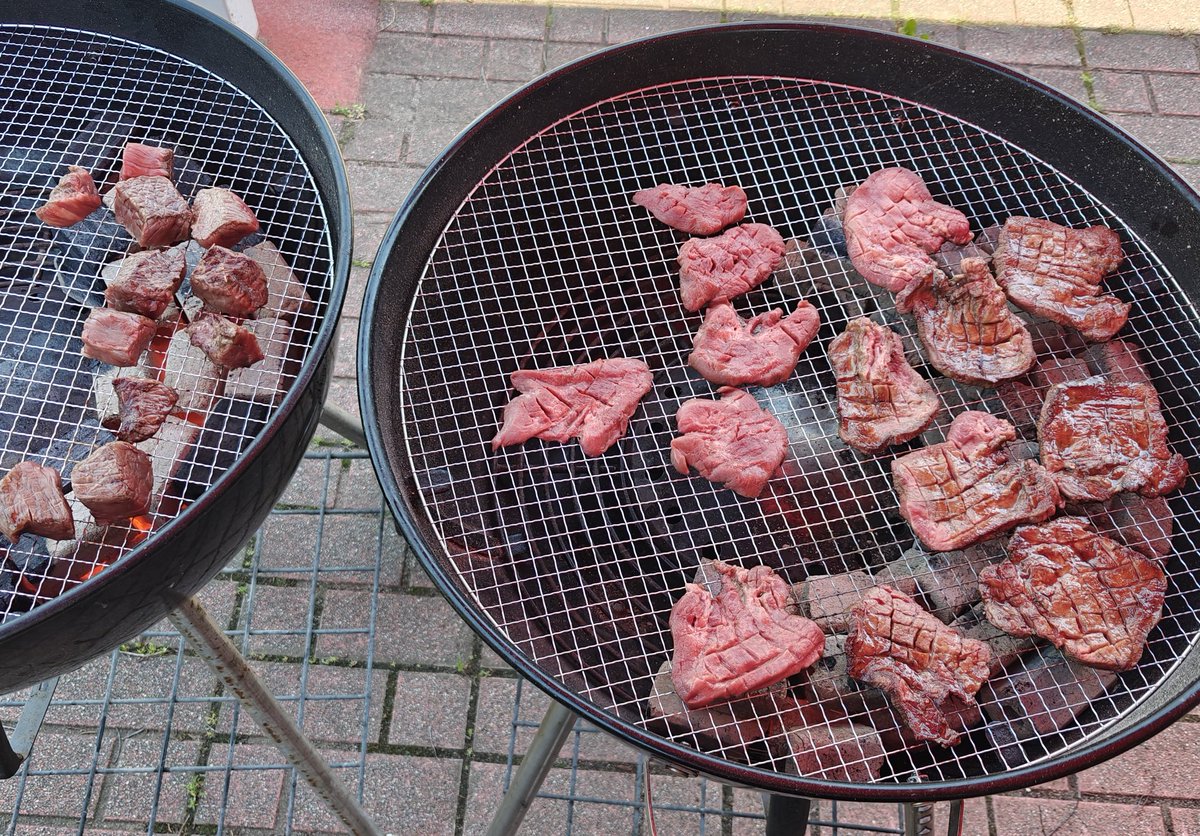 Volvic_1L's tweet photo. お昼はBBQ🥩
ホタテが激ウマでした😋 https://t.co/sXeuL7eukK