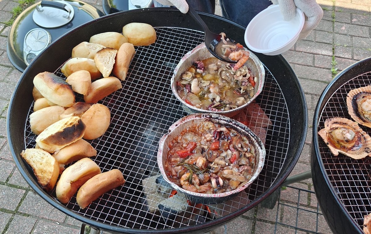Volvic_1L's tweet photo. お昼はBBQ🥩
ホタテが激ウマでした😋 https://t.co/sXeuL7eukK